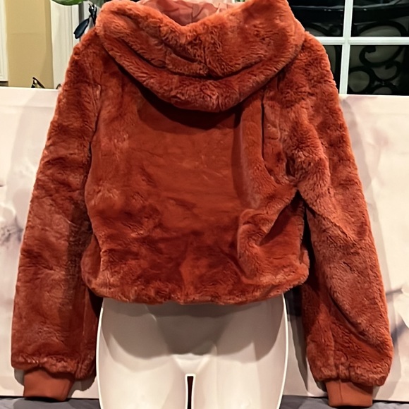 32 High quality furry zip up hoodie jacket! - Picture 5 of 16